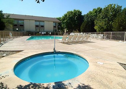 Quality Inn & Suites Albuquerque 05.[1]